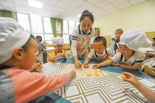 有趣幼儿园生活_幼儿园孩子趣味生活课_幼儿园孩子生活中的趣事